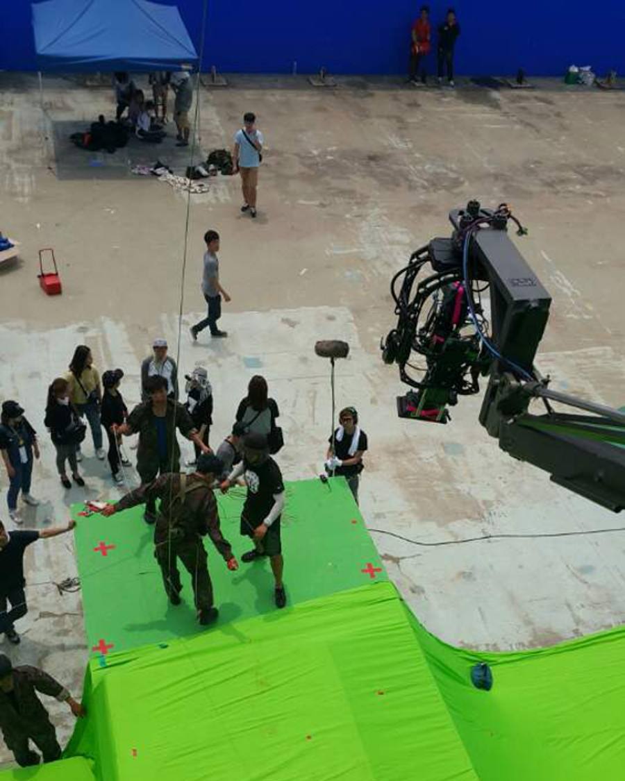 Filming green screen action scene for "Busan Bound" Zombie movie with camera pointing 90° down without going into gimbal lock.
